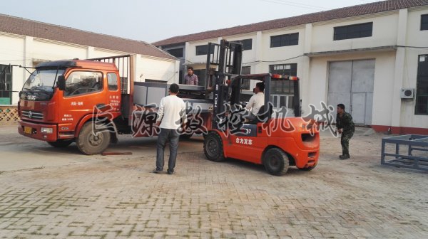 聚苯板切割機-發貨